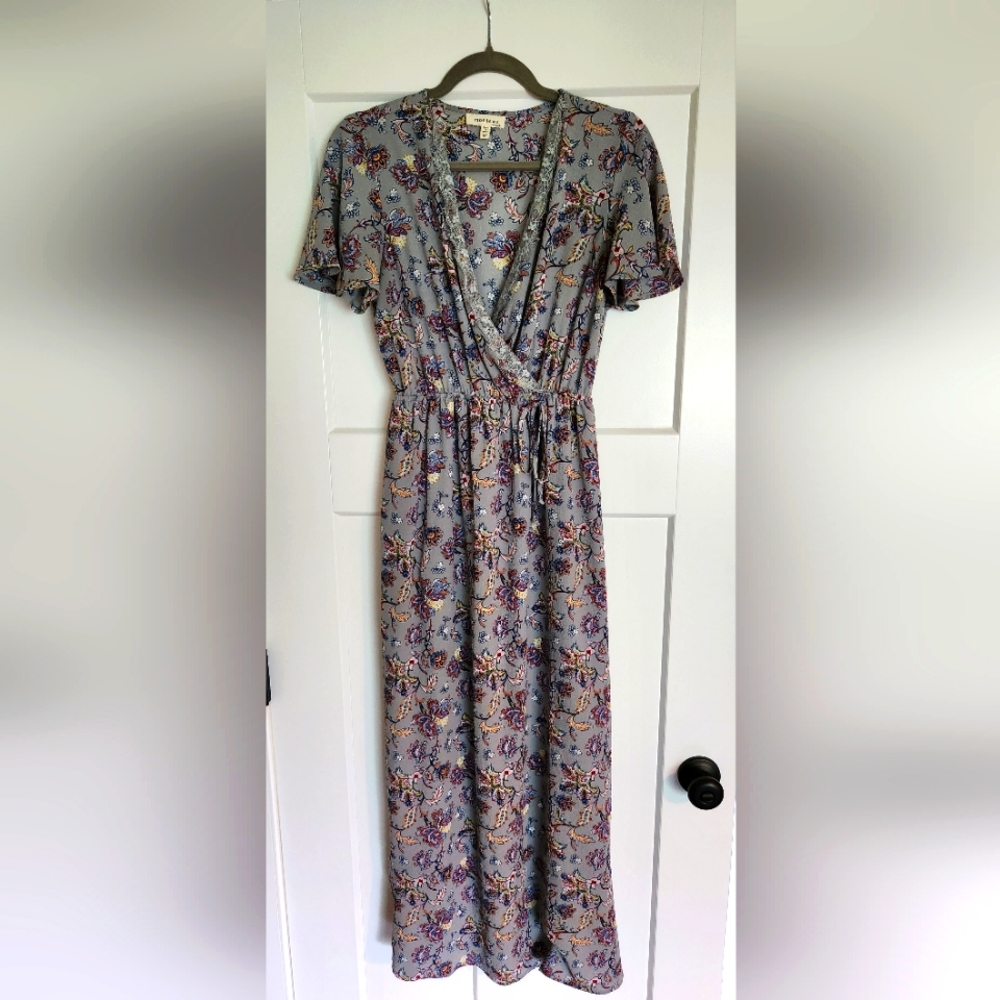 Women's size medium dress Monteau brand, multi color